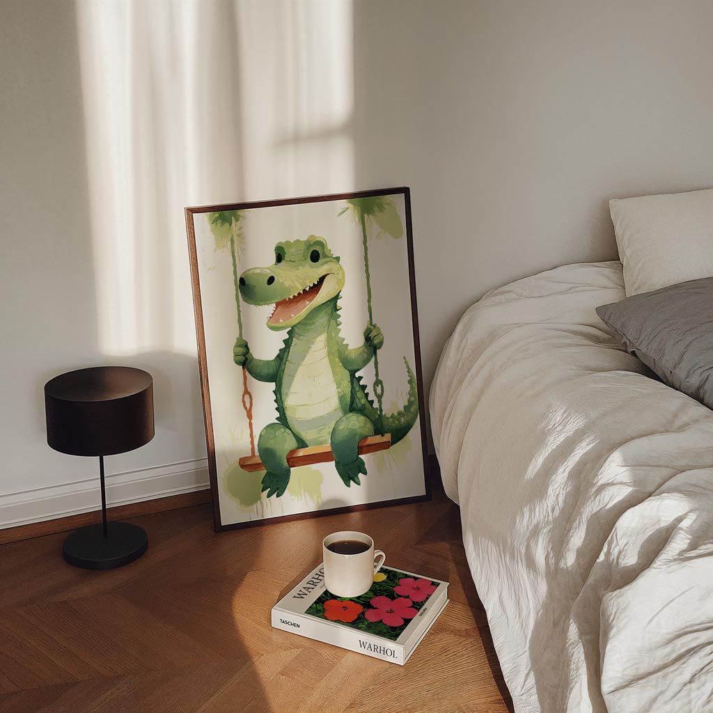 Krokodil op Schommel – staande kinderkamer wanddecoratie van WallArtistic