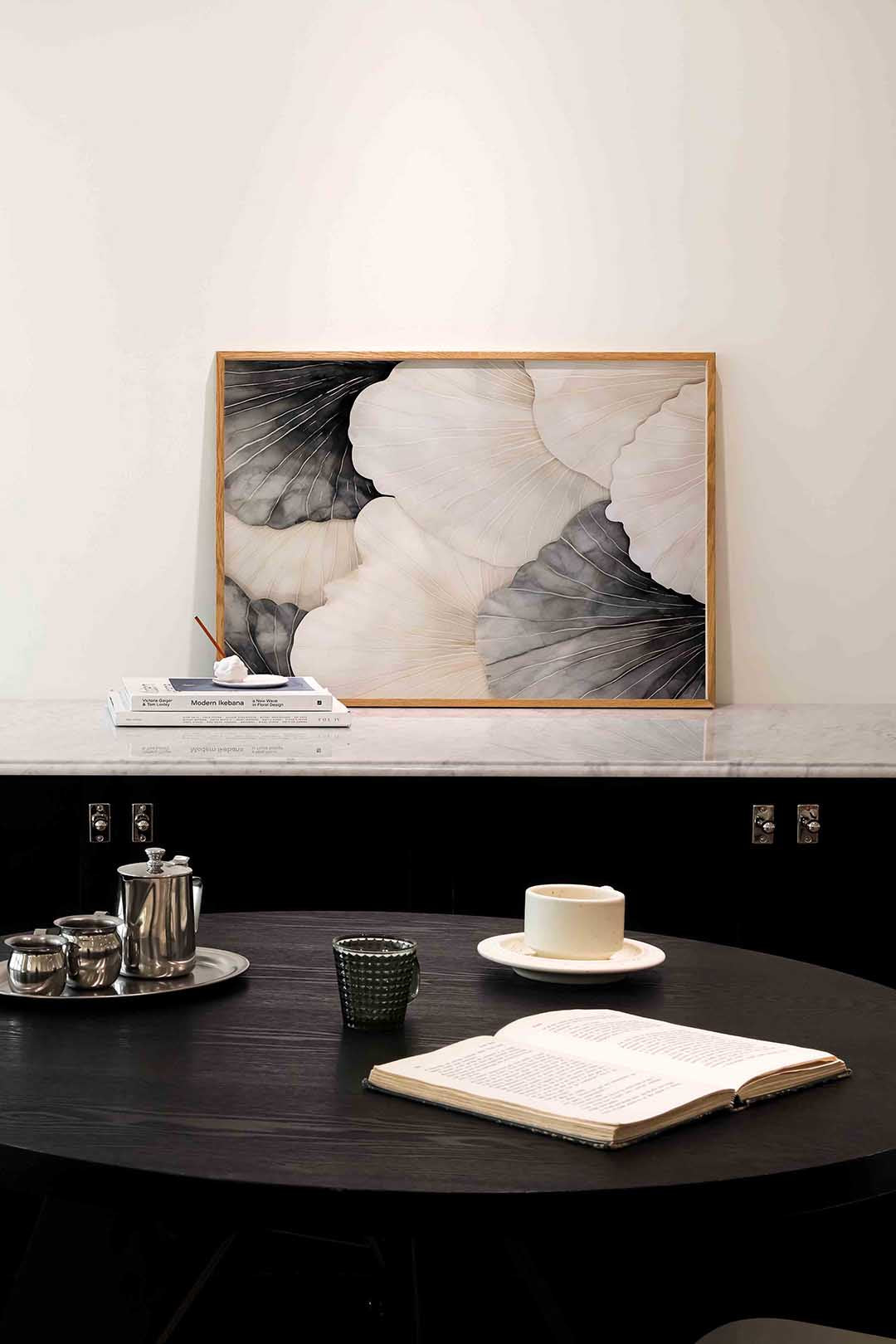 Bloemvormen in zwart en wit – abstracte poster in liggend formaat