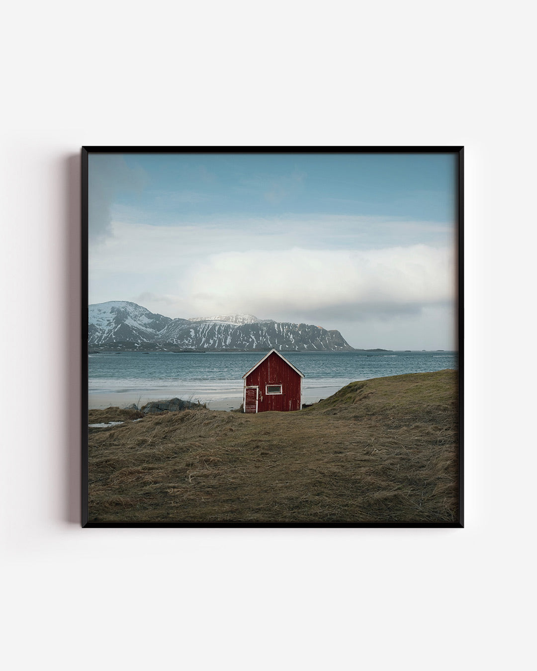 Rood huisje aan zee poster – vierkante wanddecoratie – een eenzaam rood huisje staat aan de kust, omringd door een