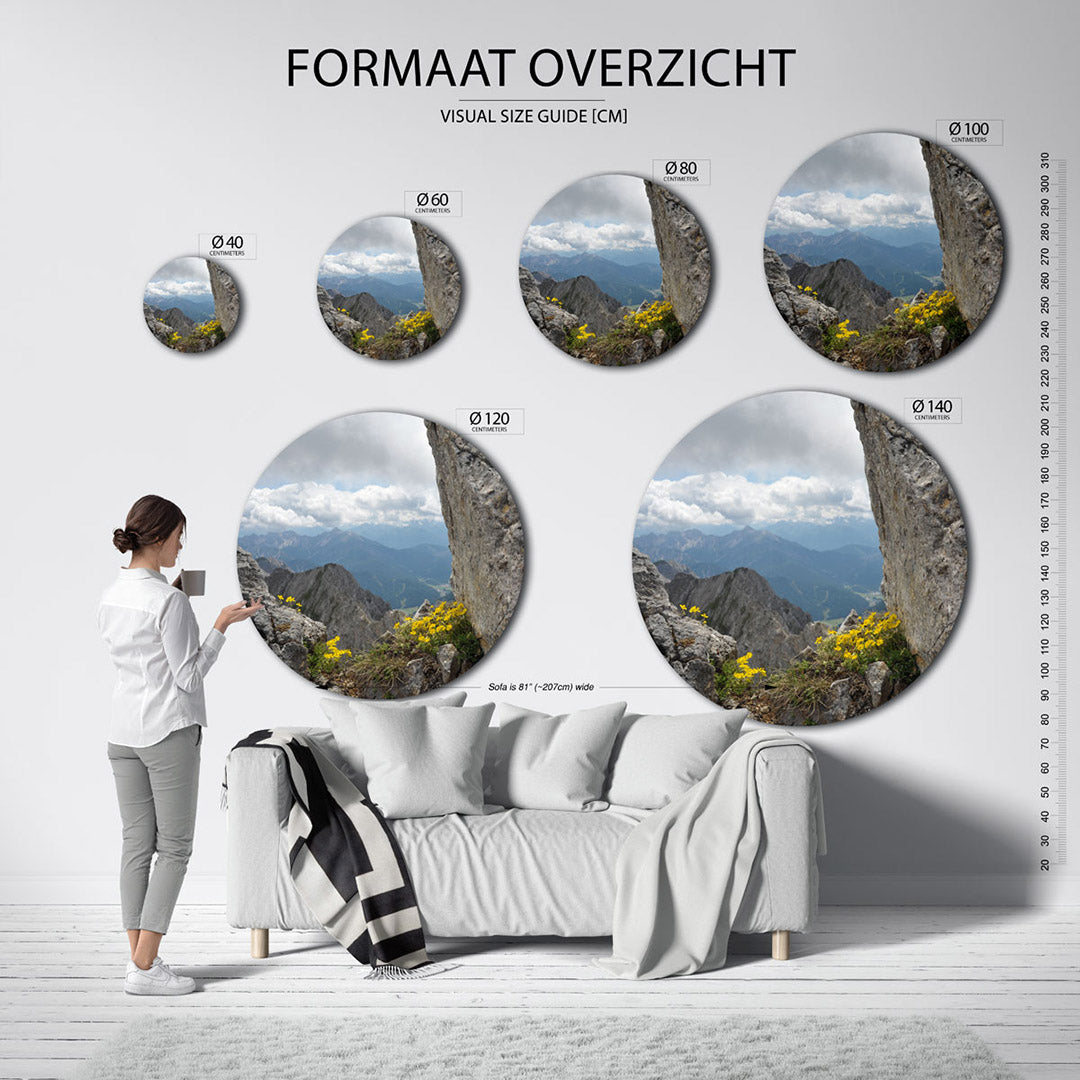 Berglandschap met bloemen – ronde wanddecoratie met fotografie