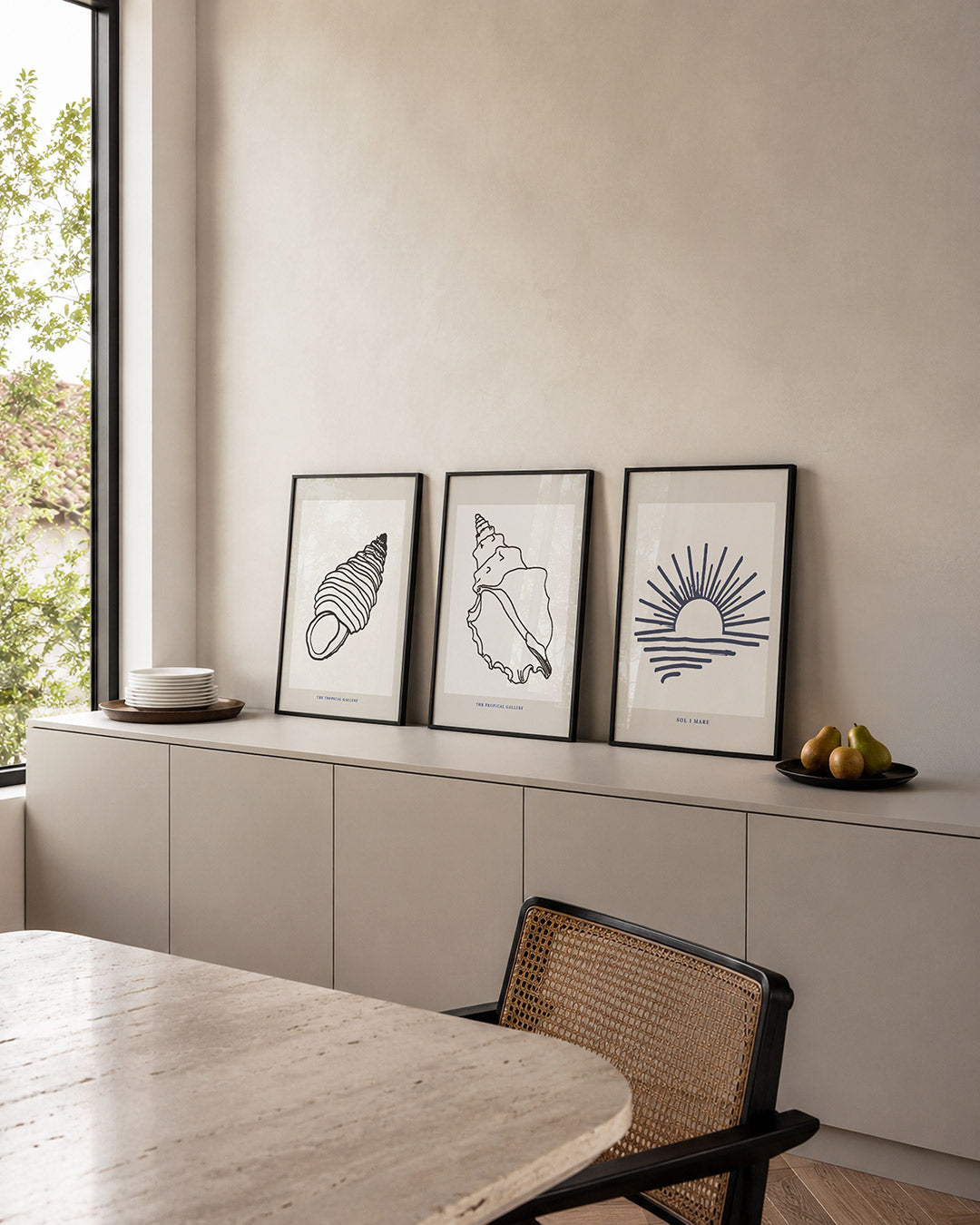 Schelplijnenspel posterset – detailweergave – een gedetailleerde schelptekening met vloeiende lijnen op