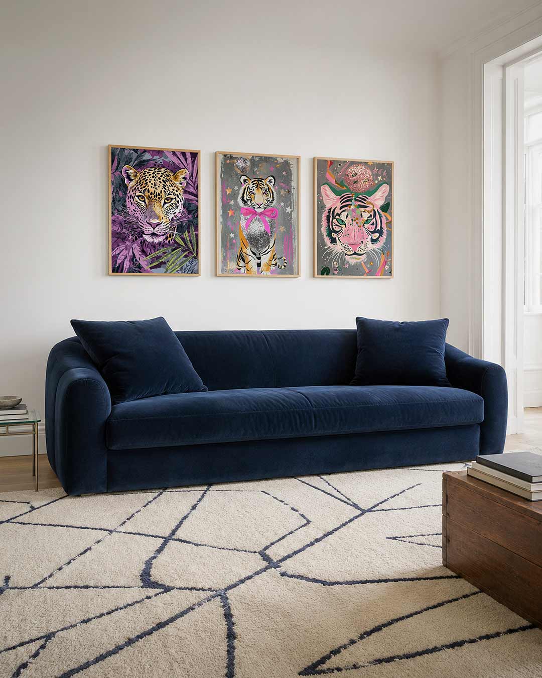 Dierenportret in kleur driedelige posterset – een levendig portret van een luipaard omringd door paarse