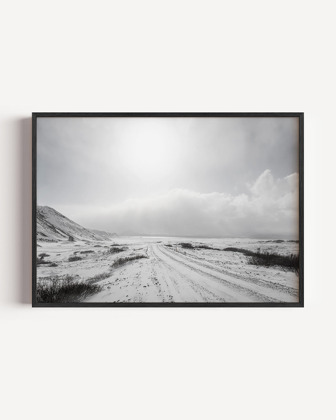 Besneeuwd berglandschap poster – liggende wanddecoratie – een uitgestrekt, besneeuwd landschap met een berg aan de linkerkant