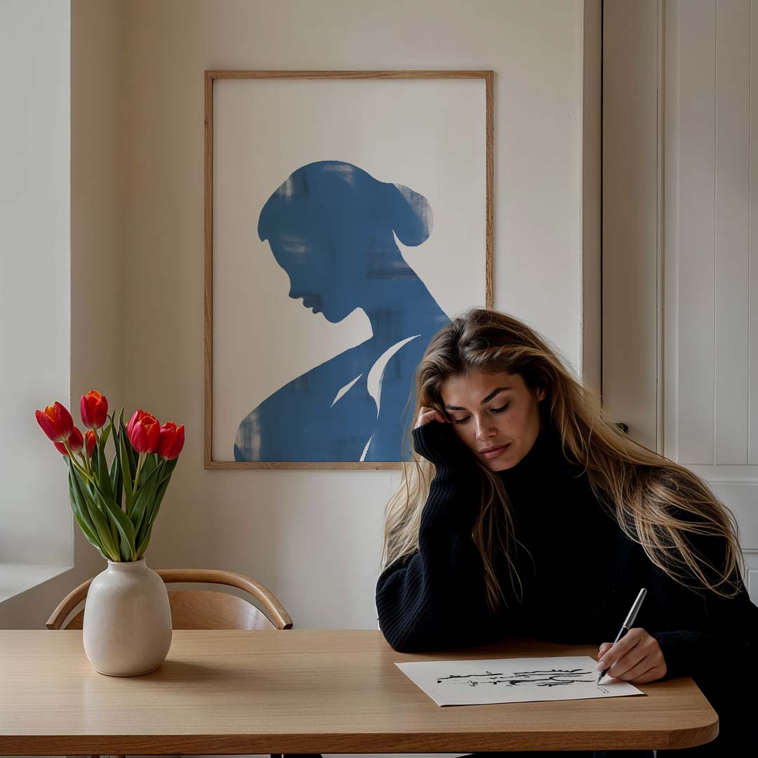 Elegante Vrouw in Blauw – staande vrouwelijke wanddecoratie van WallArtistic