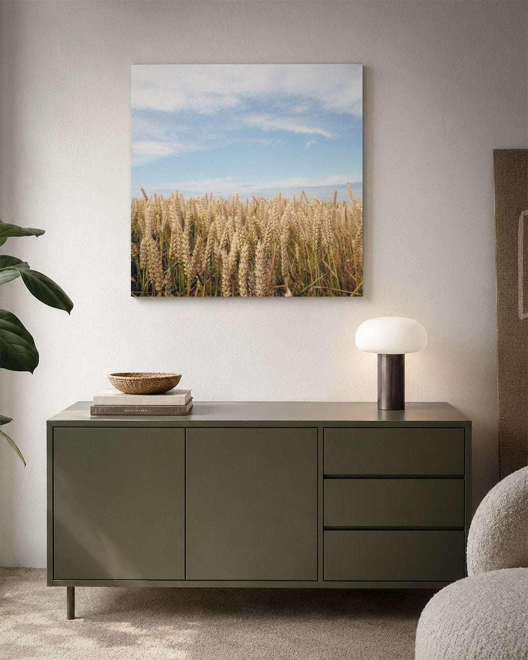Gouden tarweveld kunstwerk – detailweergave – deze kunstwerk toont een uitgestrekt tarweveld onder een heldere blauwe lucht.
