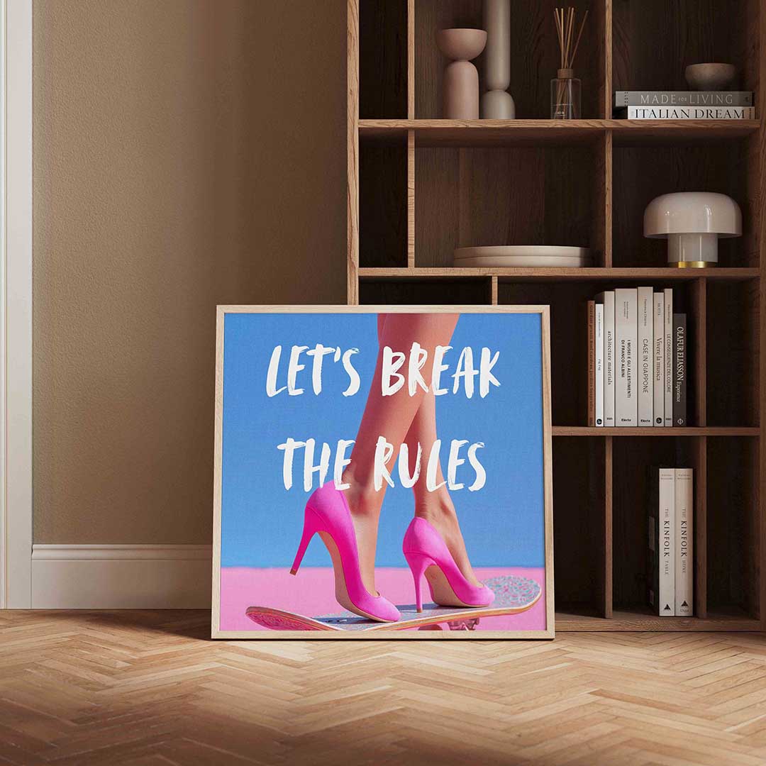 Roze hakken op skateboard – kleurrijke Pop Art poster in vierkant formaat