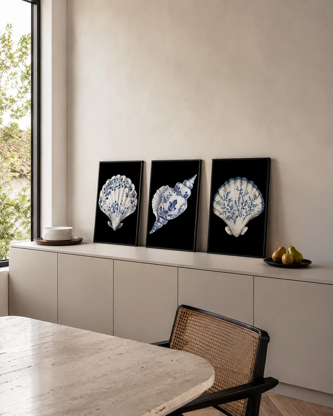 Blauwe schelpdetails posterset – detailweergave – een delicate schelp met blauwe florale patronen op een