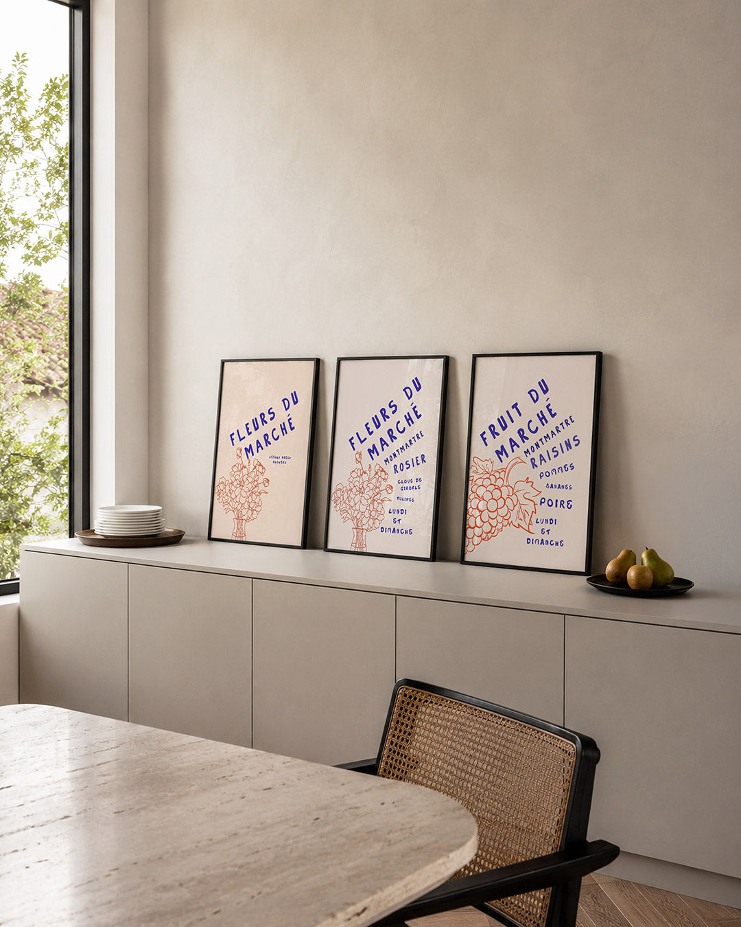 Bloemen en letters – een speelse compositie van blauwe letters en een lijntekening van bloemen op – weergave 4