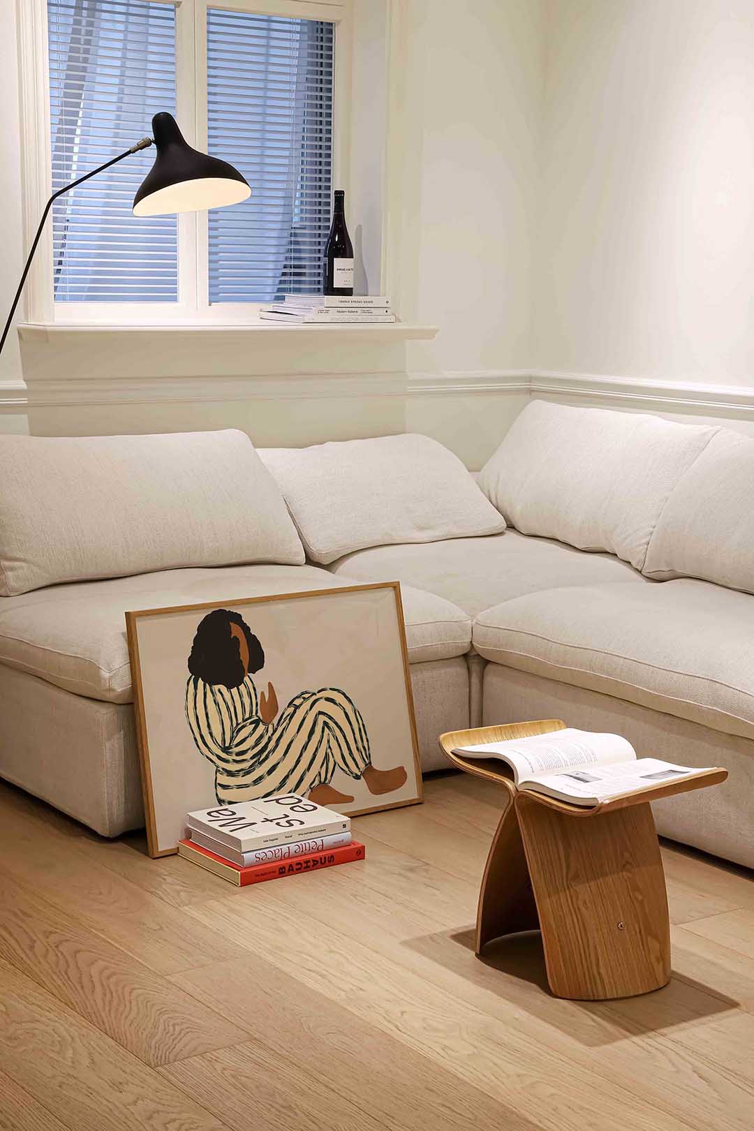 Zittende figuur met strepen – vrouwelijke portretkunst als landscape poster