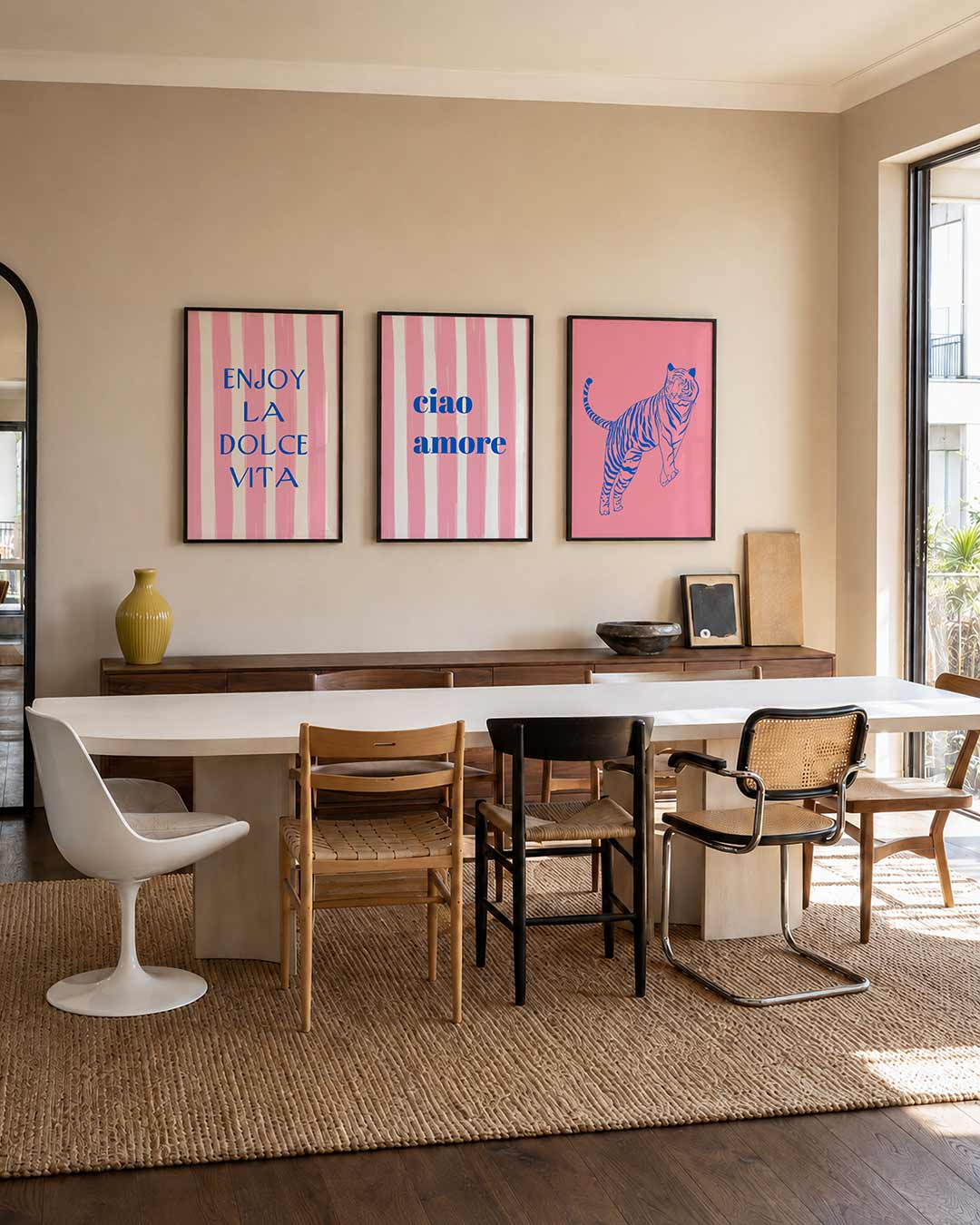 Strepen en woorden driedelige posterset – deze poster toont roze en beige verticale strepen met