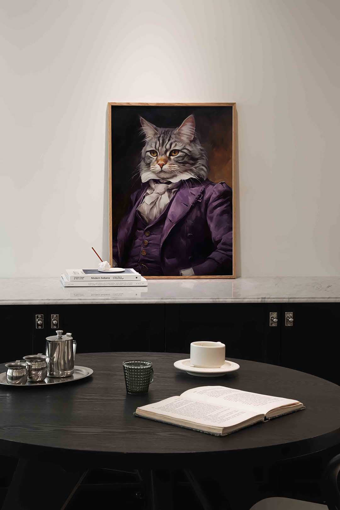 Kat in paars kostuum – moderne poster in staand formaat