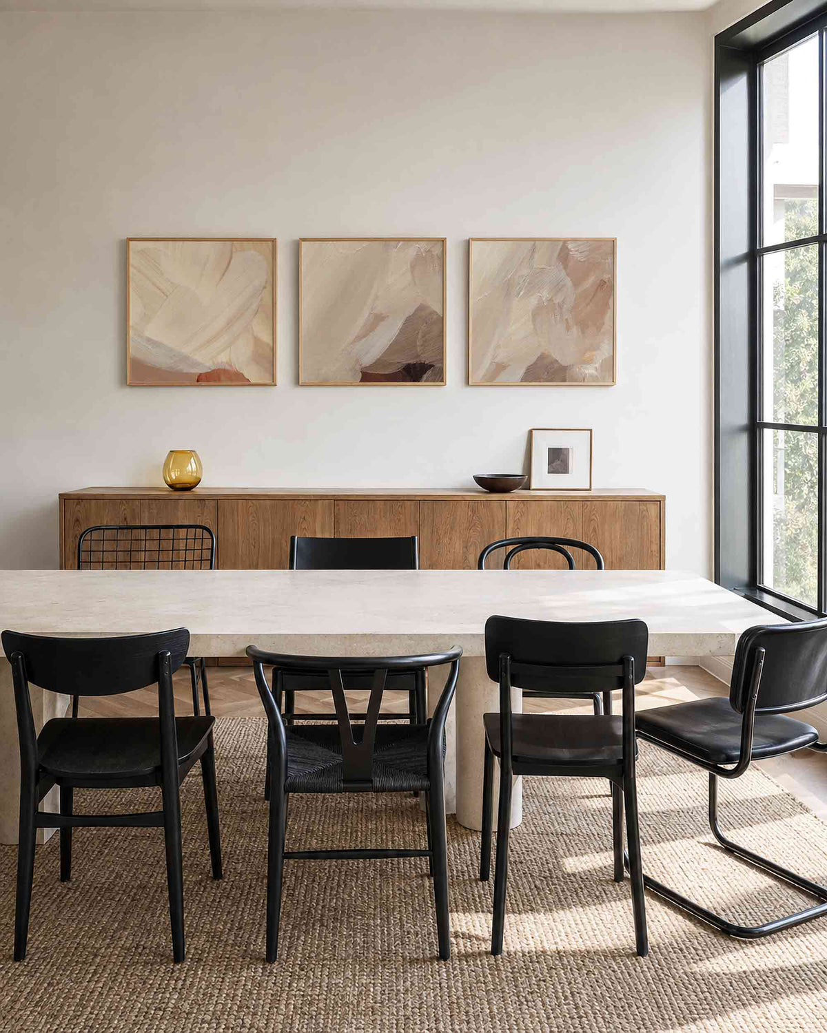Interieurpresentatie van een driedelige vierkante posterset met abstracte beige schilderijen