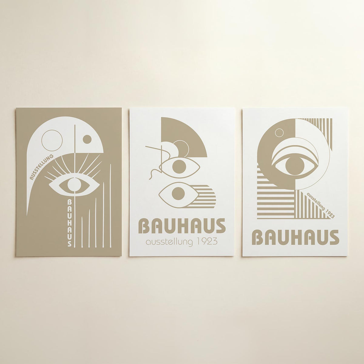 Oog en lijnen posterset – detailweergave – een beige achtergrond met witte vormen. Een centraal oog met stralen en lijnen die