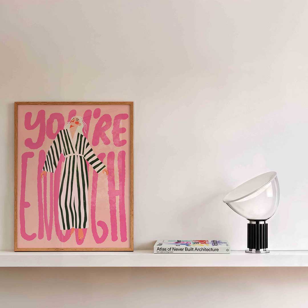 Gestreepte jurk en roze tekst – kleurrijke illustratie als portret poster