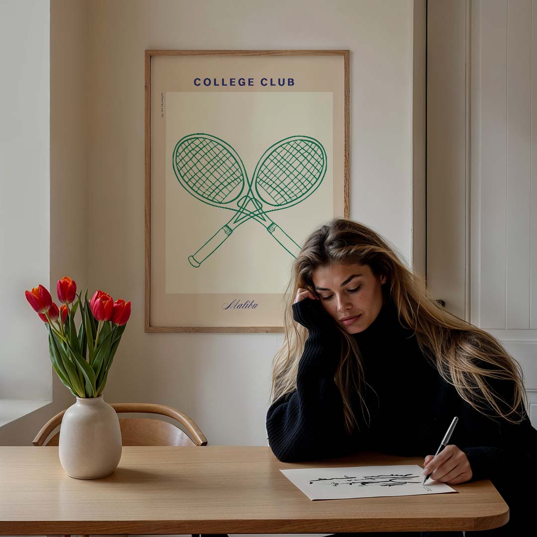 Stijlvolle Tennis Club – staande muurposter in College Club stijl
