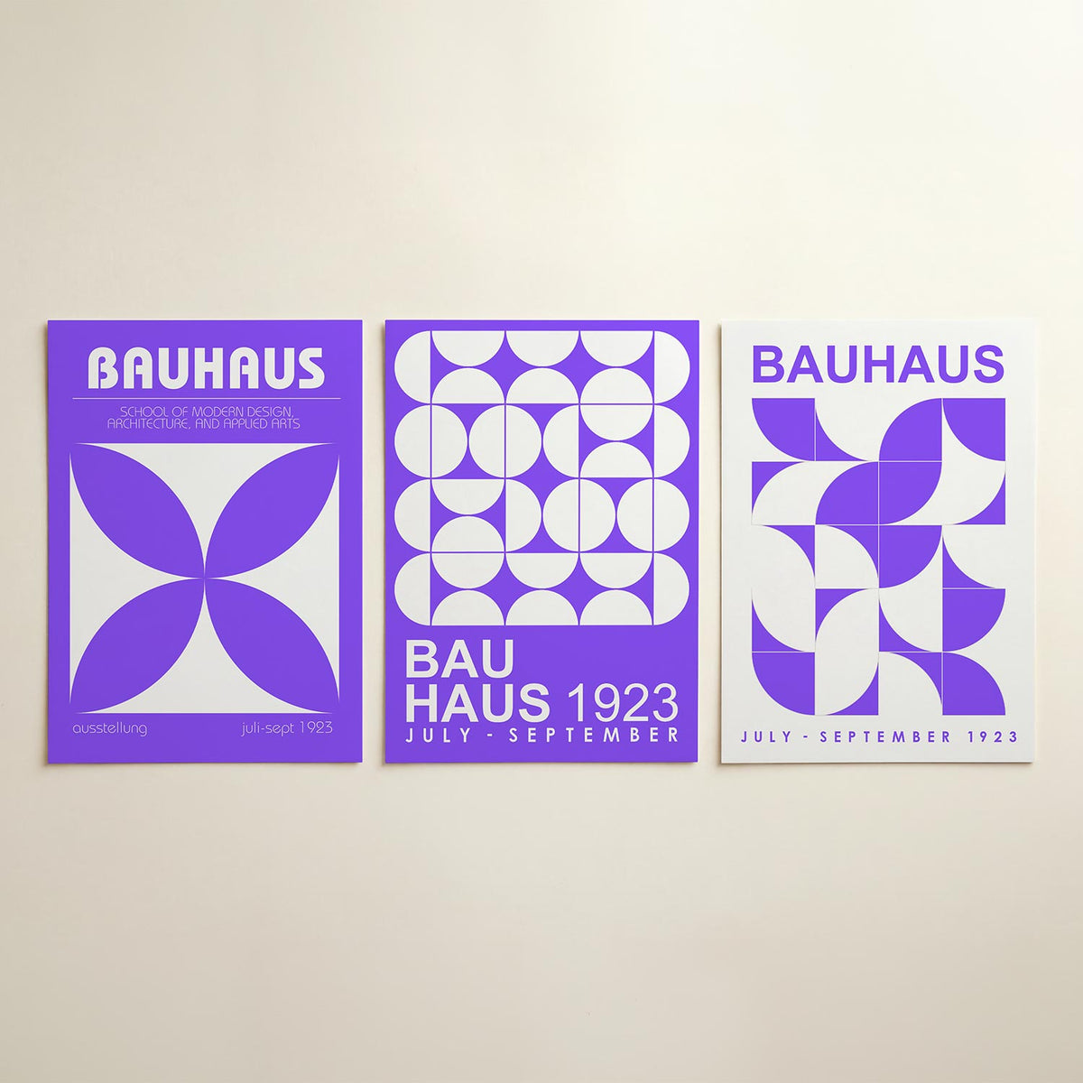 Vorm en kleur posterset – detailweergave – deze poster toont een speelse balans van paarse en witte