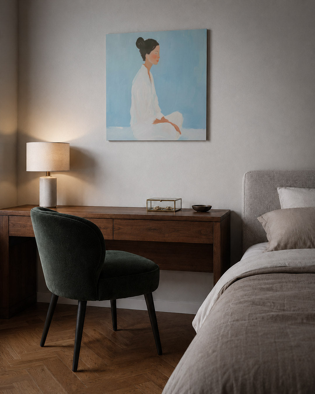 Serene meditatie kunstwerk – sfeerbeeld – dit kunstwerk toont een zittende figuur in een rustige pose tegen een zachte blauwe