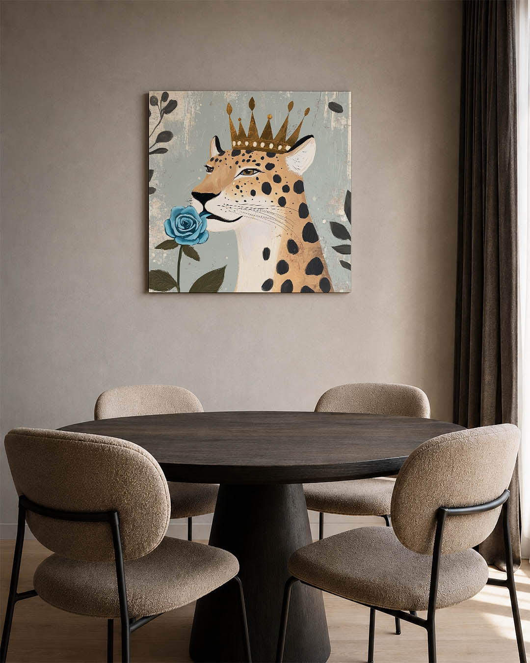 Majestueuze luipaard kunstwerk – derde productweergave – dit kunstwerk toont een luipaard met een gouden kroon en een blauwe
