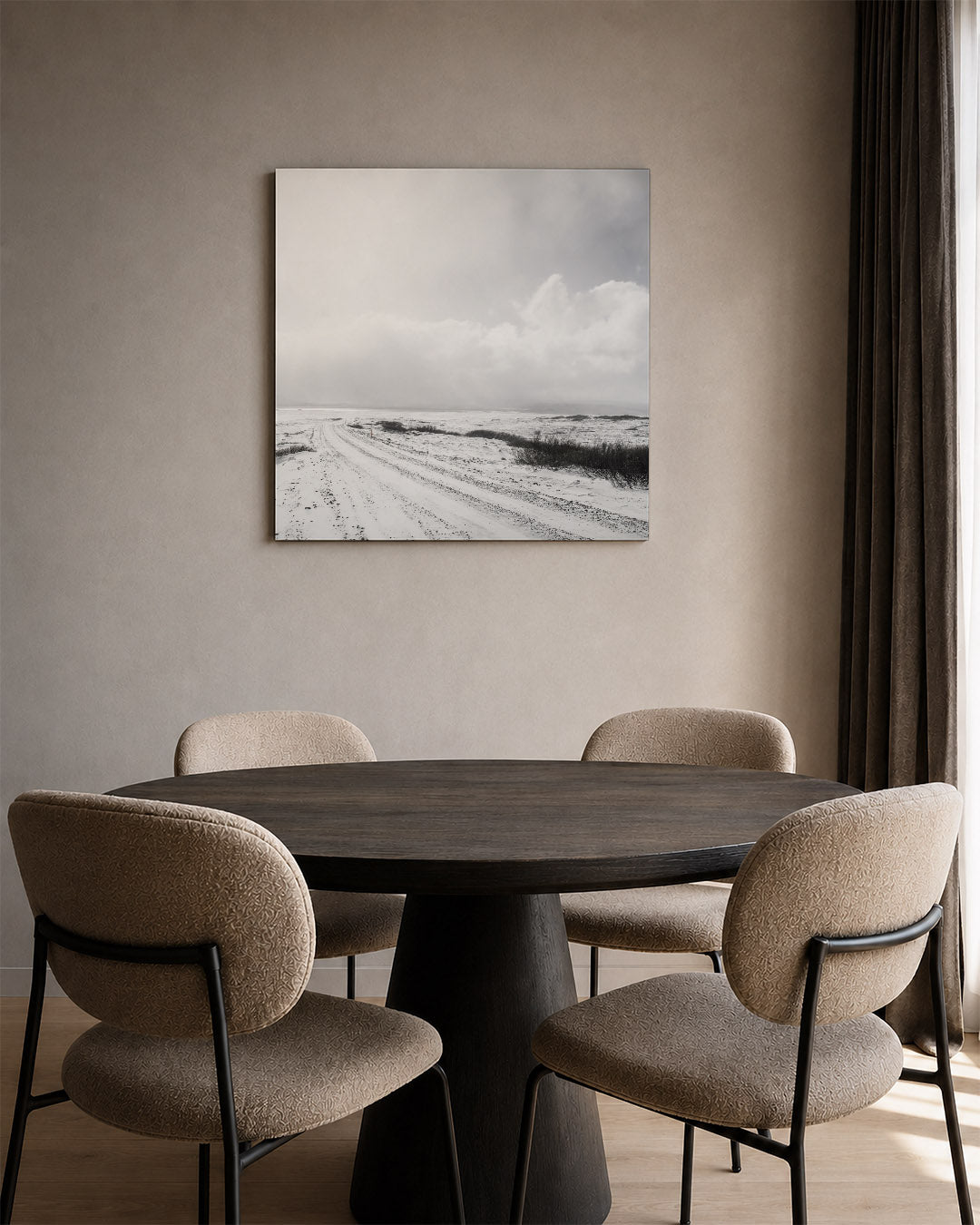 Weg in winterlandschap kunstwerk – tweede productweergave – een besneeuwd landschap met een kronkelende weg onder een