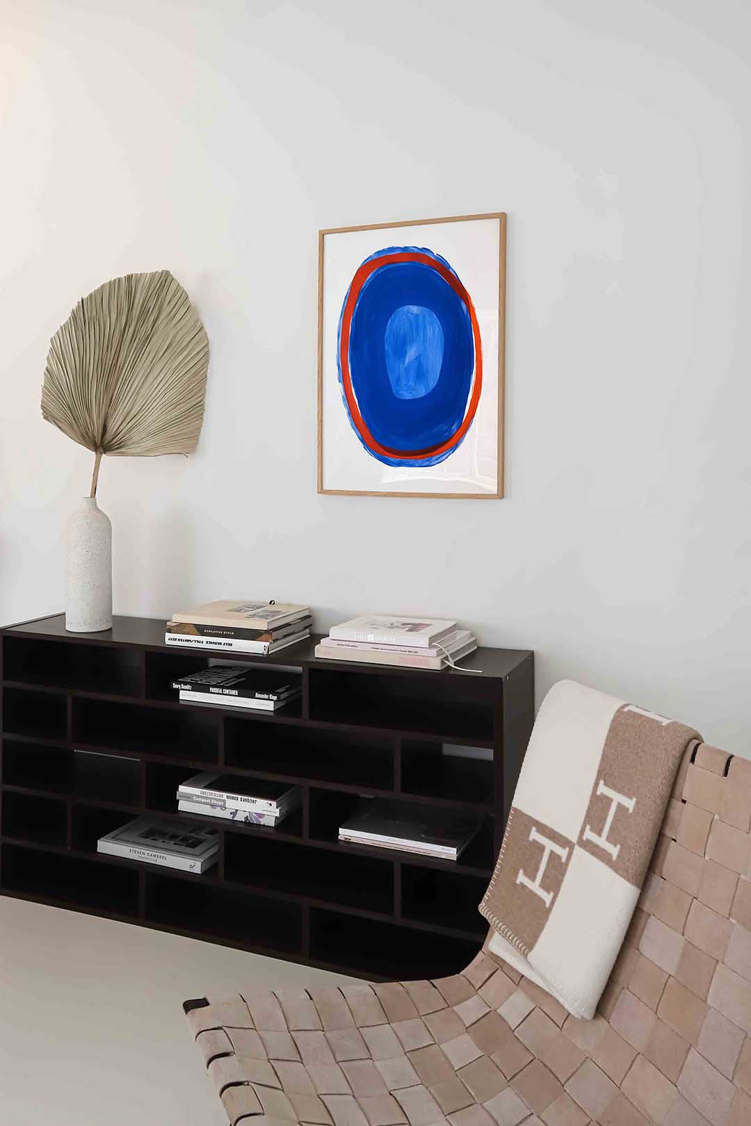 Blauwe en rode cirkel – staande moderne wanddecoratie van WallArtistic