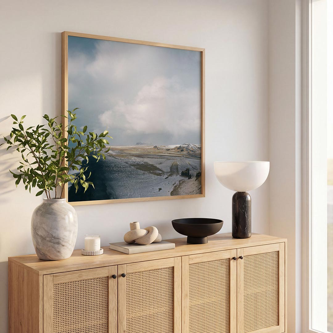 Kustlandschap met wolken poster – tweede productweergave – deze poster toont een uitgestrekt kustlandschap met een