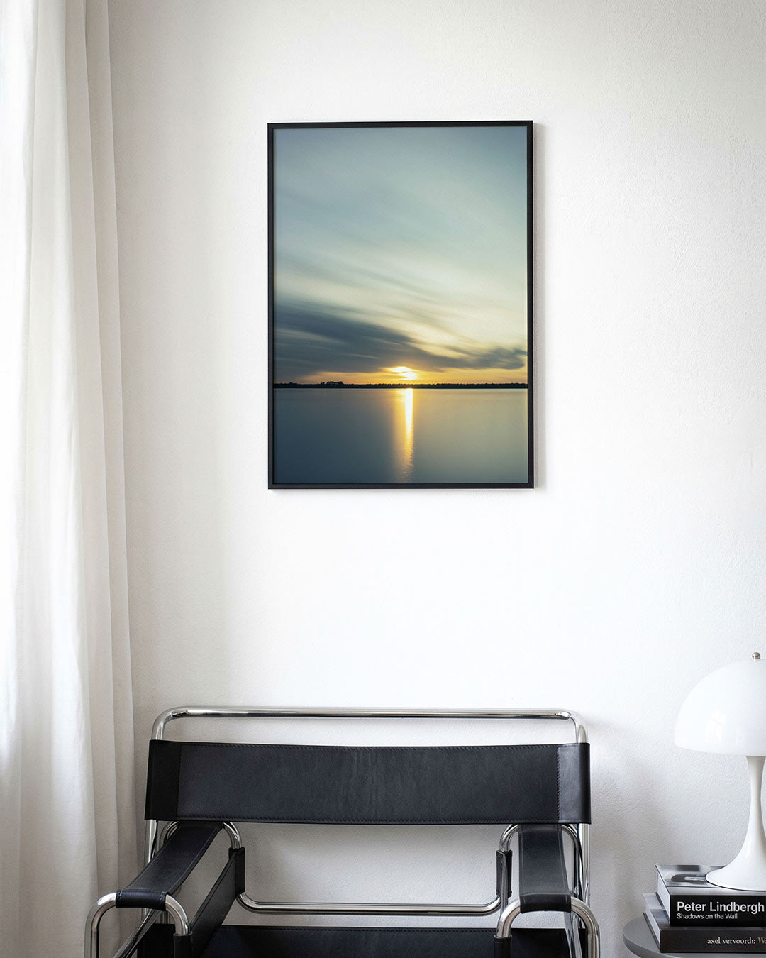 Zonsondergang reflectie poster – derde productweergave – deze poster toont een serene zonsondergang boven een kalm meer. De