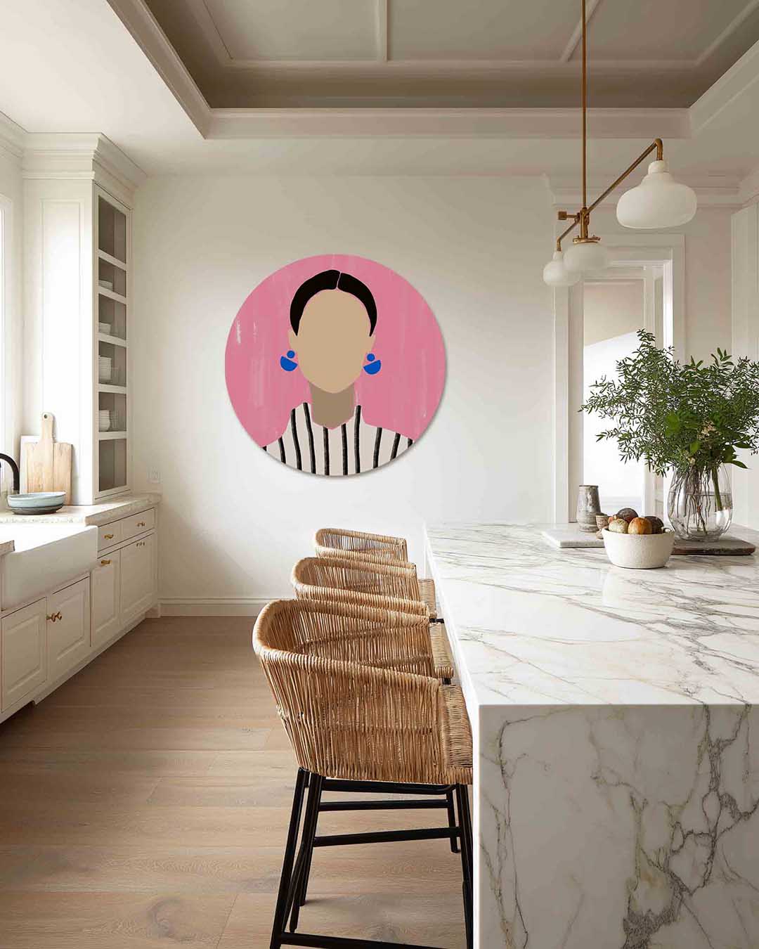Vrouw met blauwe oorbellen – Pop Art muurcirkel als ronde wanddecoratie