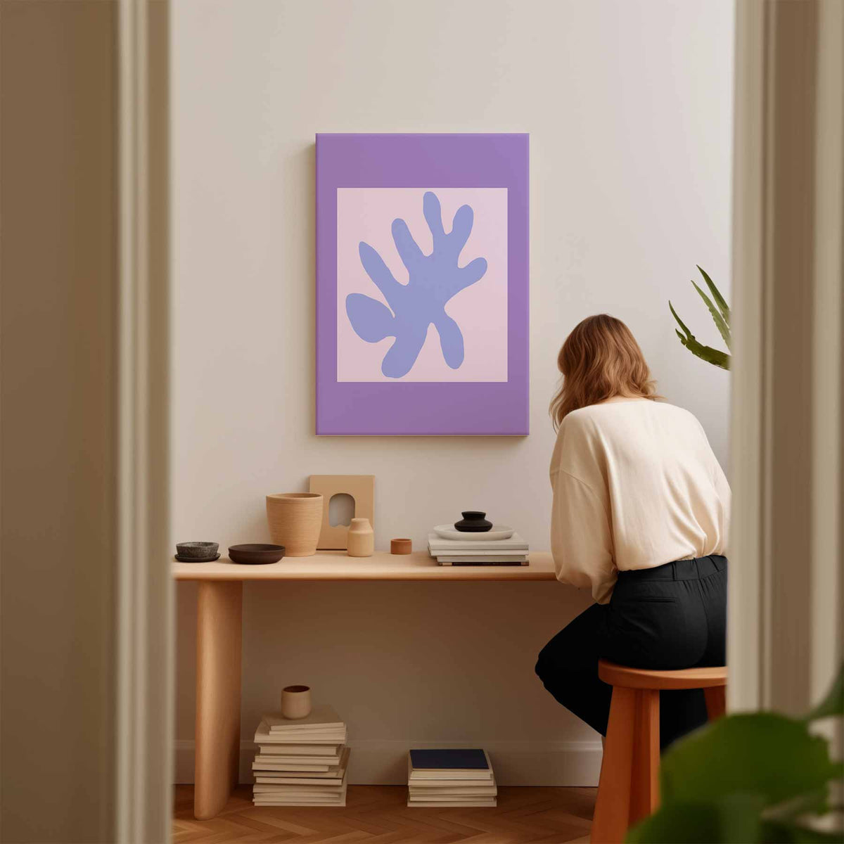 Abstracte Bladvorm in Paarstinten – staand kunstwerk voor modern interieur