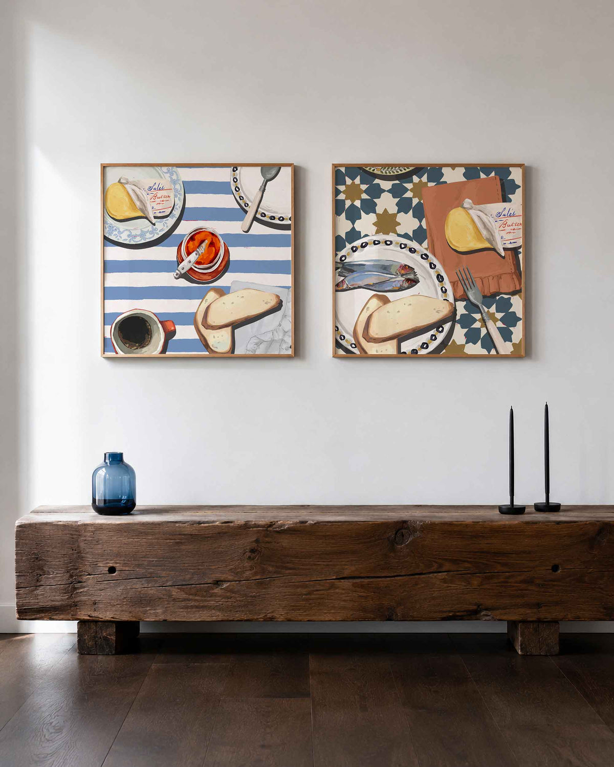 Interieurpresentatie van een tweedelige vierkante posterset met ontbijttafel