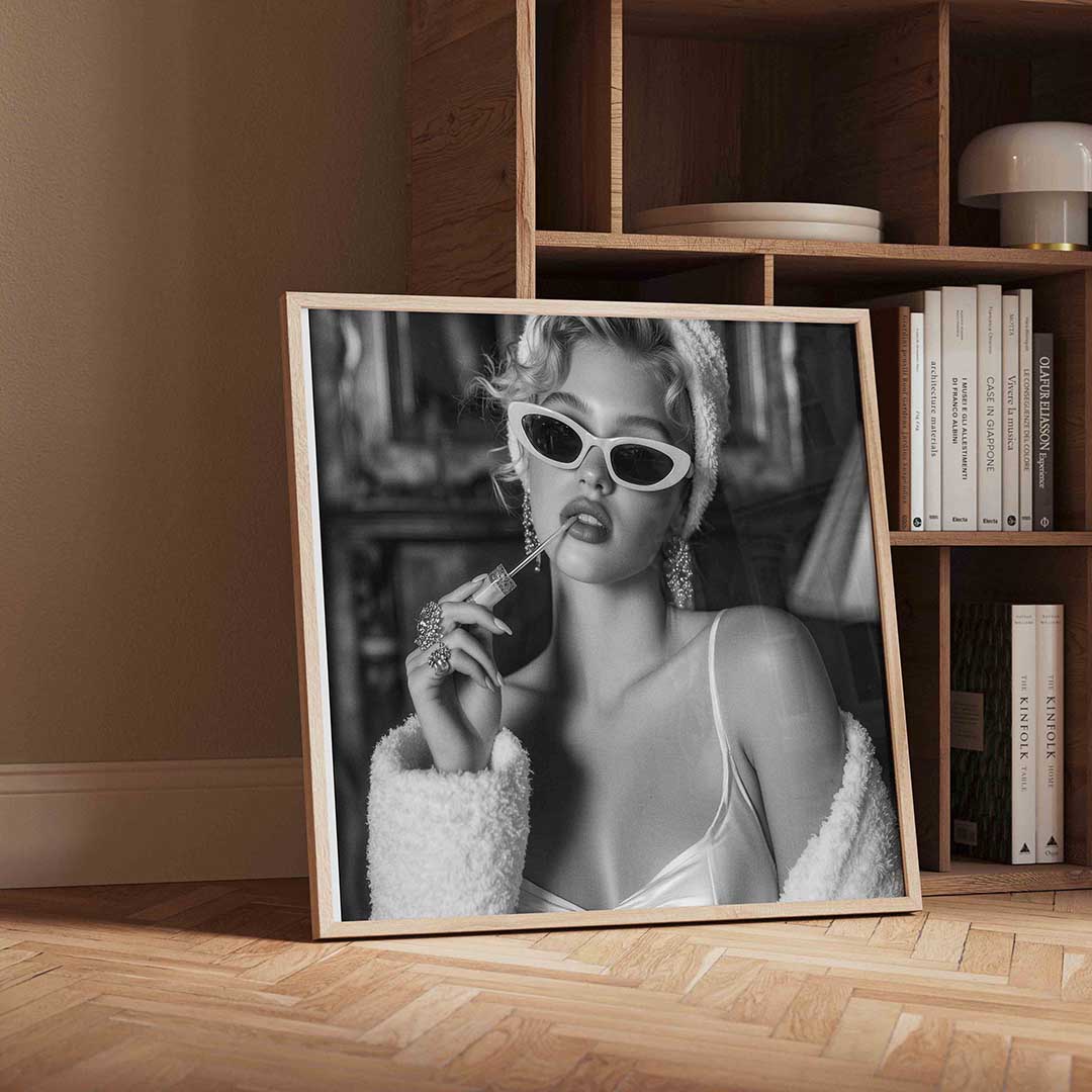 Vrouw met zonnebril – vierkante Pop Art wanddecoratie van WallArtistic