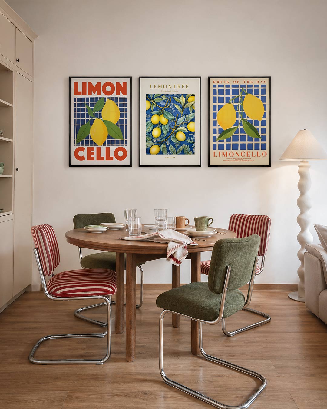 Citrus en ruiten – heldere citroenen op een blauw-wit geruit patroon, omlijst door grote rode