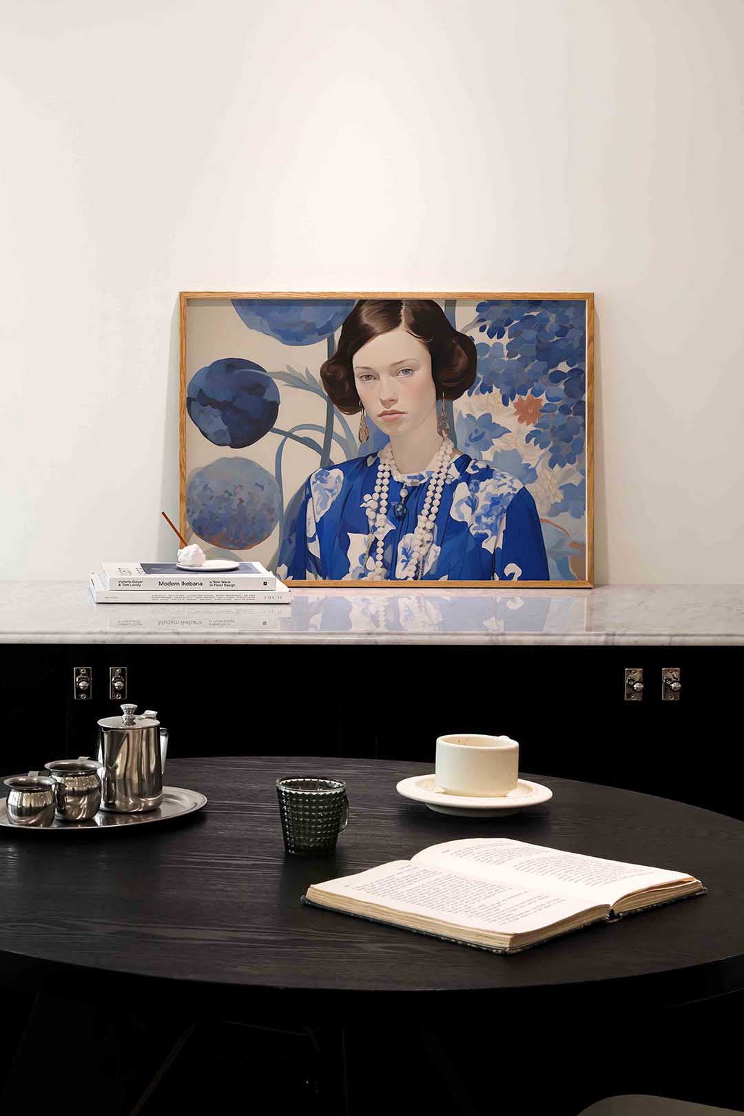 Vrouw met blauwe bloemen – portret poster in liggend formaat