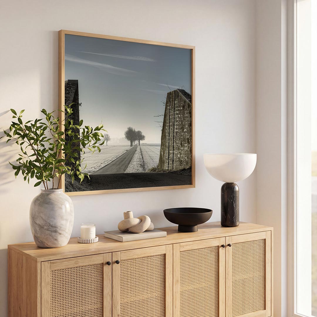 Landschap met weg poster – tweede productweergave – deze poster toont een serene weg die door een winters landschap loopt