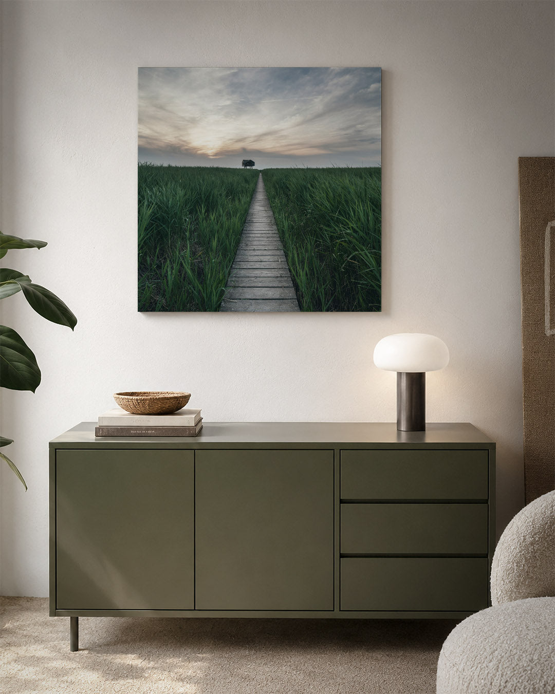 Pad door grasland kunstwerk – detailweergave – een houten pad leidt door hoog gras naar een huisje aan de horizon, onder een