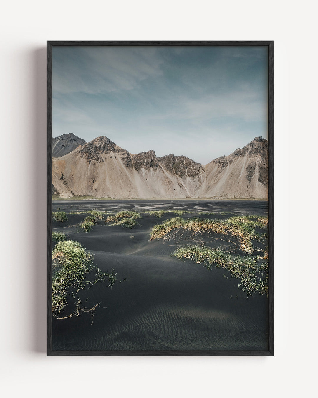 Berglandschap met zand poster – portret wanddecoratie – deze poster toont een indrukwekkend berglandschap met donkere
