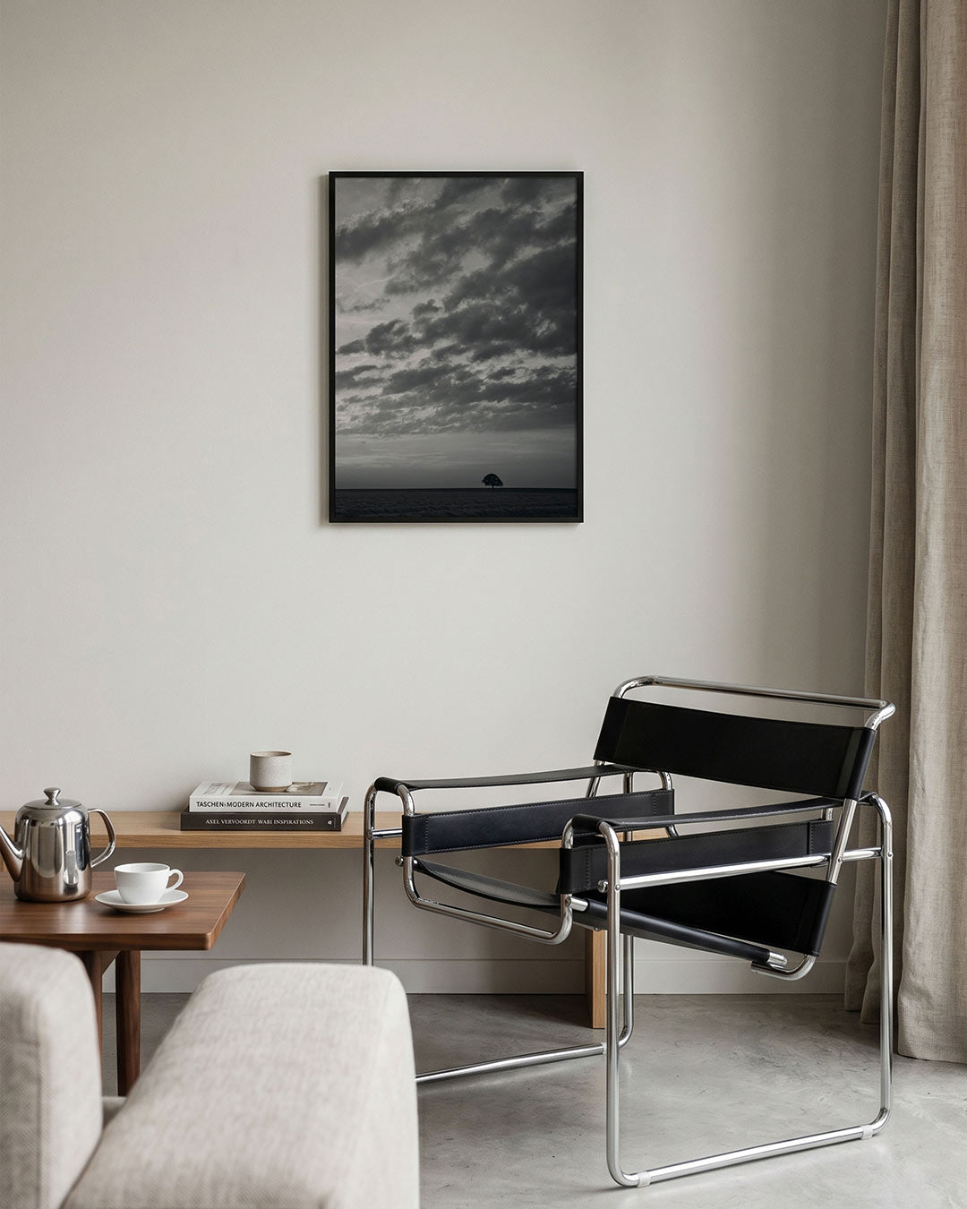Eenzame boom landschap poster – tweede productweergave – deze poster toont een eenzame boom onder een dramatische lucht vol