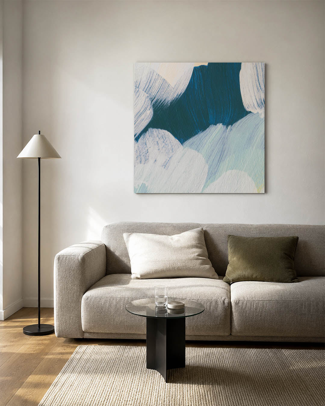 Dynamische borstelvegen kunstwerk – detailweergave – dit werk toont vloeiende borstelvegen in blauw en wit, met subtiele