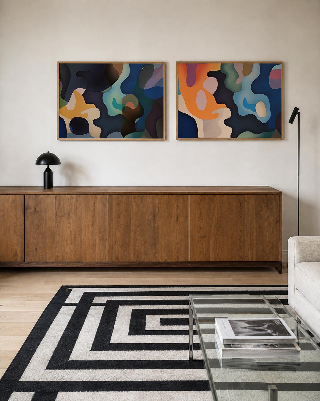 Tweedelige posterset met vloeiende vormen en rijke kleuren, getoond in een interieur