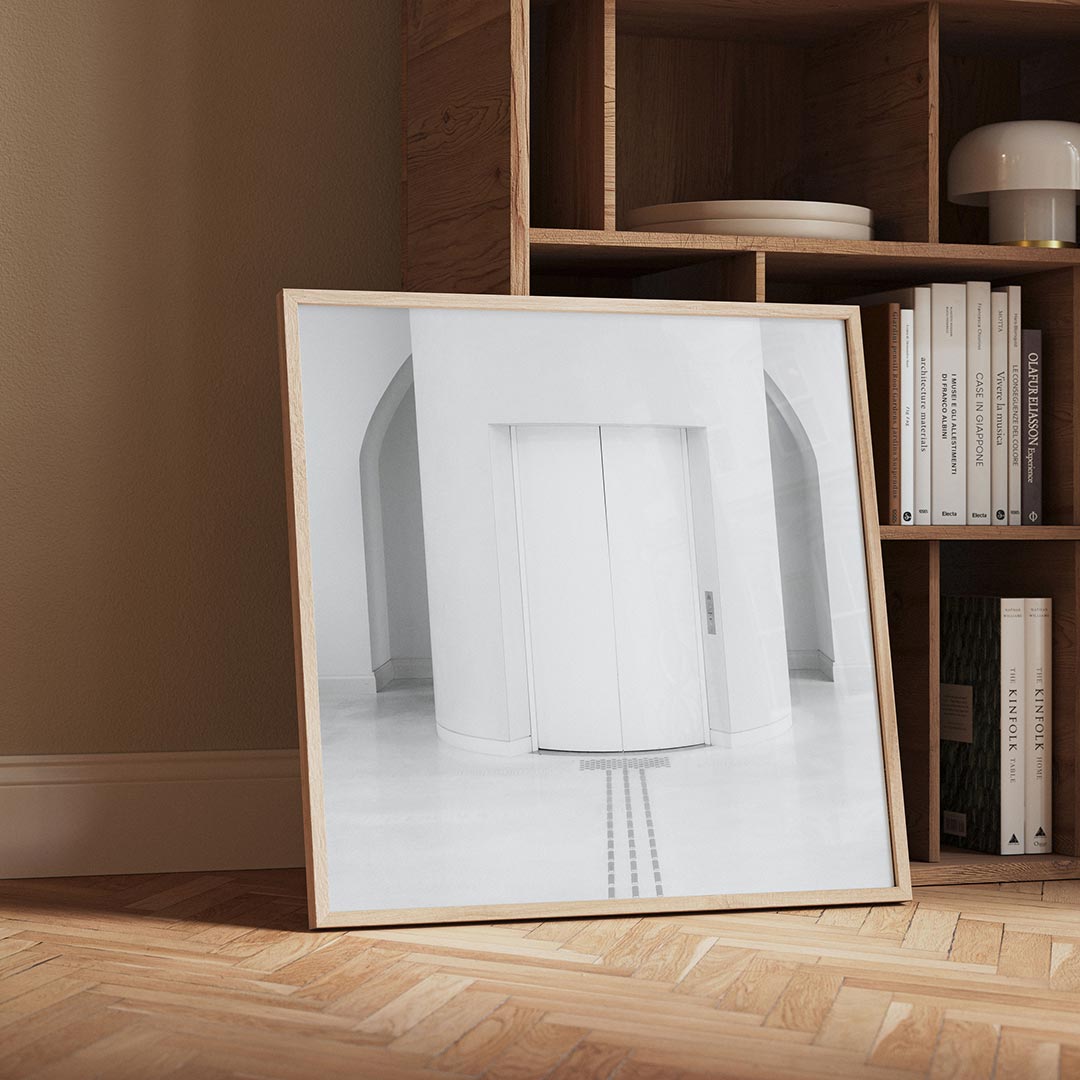 Deur poster – detailweergave – deze poster toont een strakke, symmetrische compositie met een centrale deur. De zachte