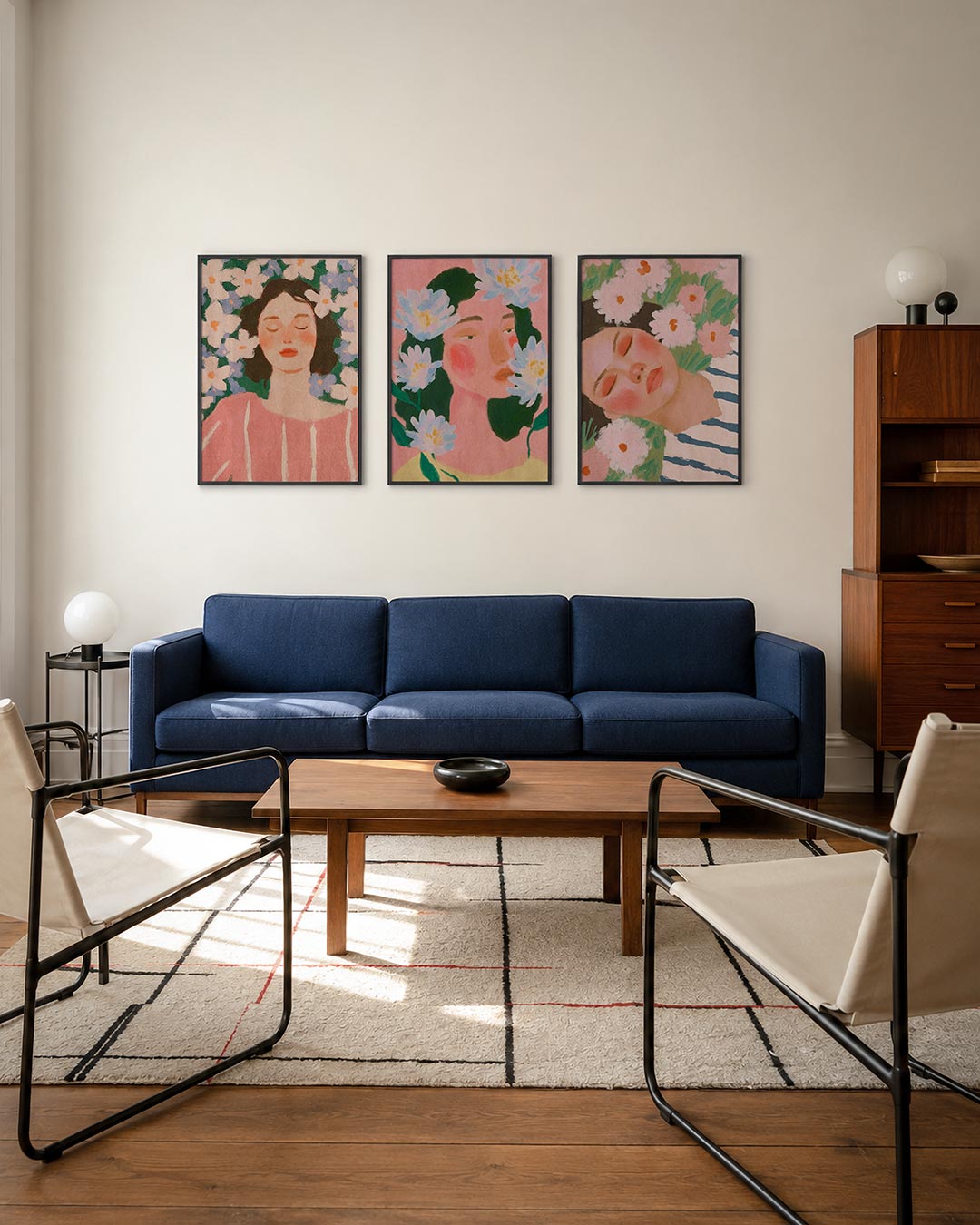 Bloemen en rust posterset – tweede productweergave – een vrouw met gesloten ogen, omringd door witte en blauwe