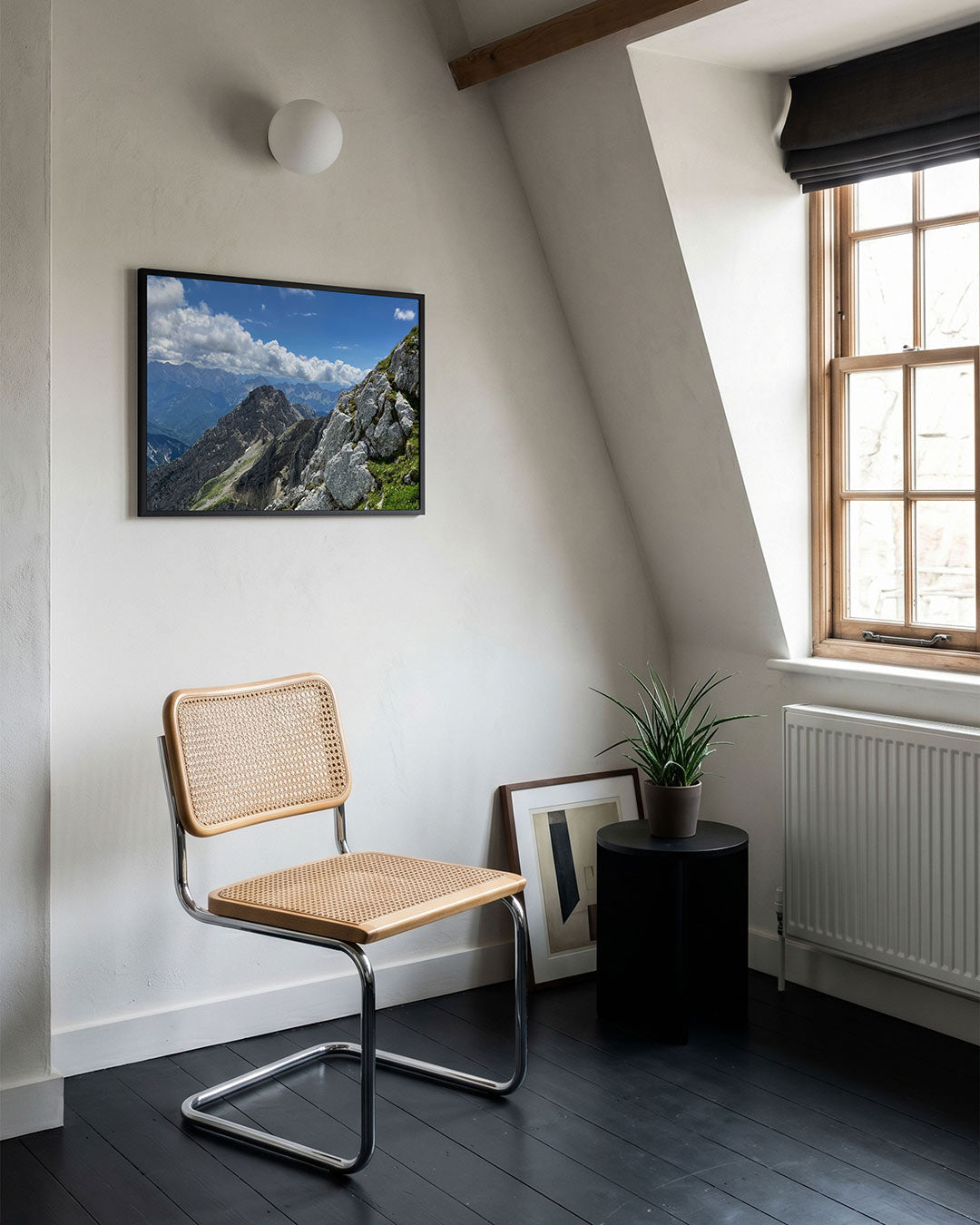 Berglandschap met wolken poster – tweede productweergave – deze poster toont een indrukwekkend berglandschap met ruige rotsen