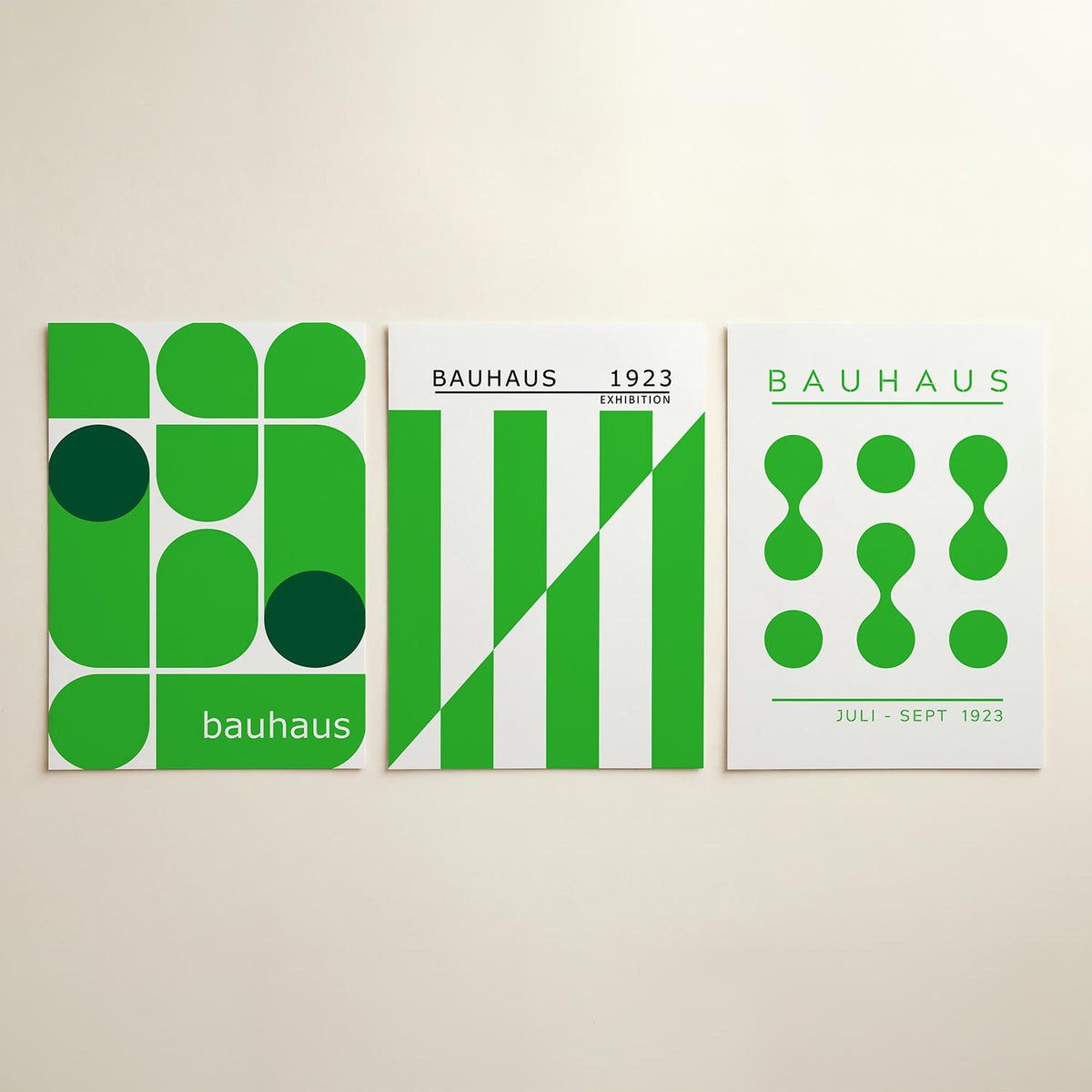 Groene vormenmix driedelige posterset in interieur
