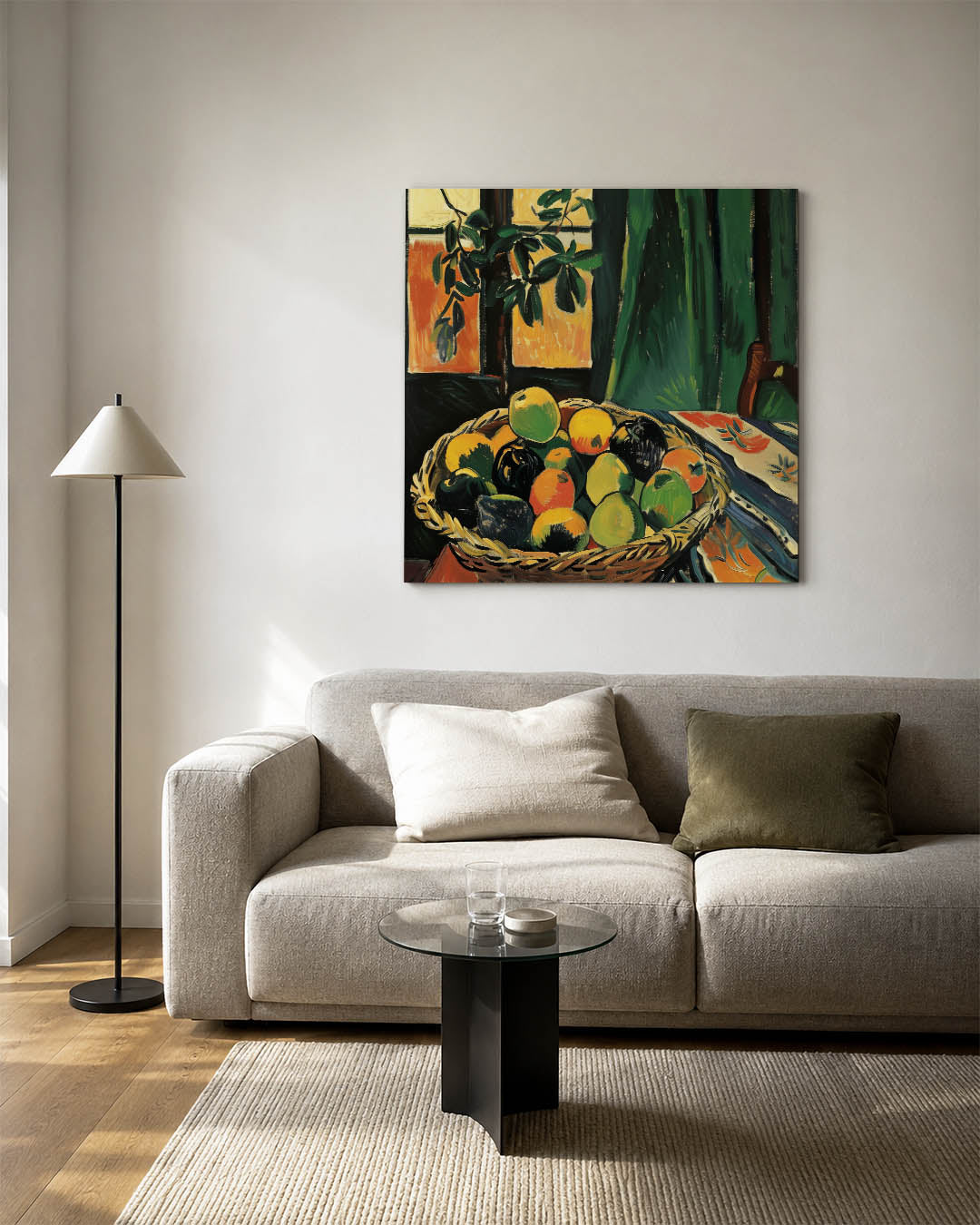 Fruitmand met groene gordijn kunstwerk – vierkante wanddecoratie – dit werk toont een mand vol kleurrijk fruit op een tafel