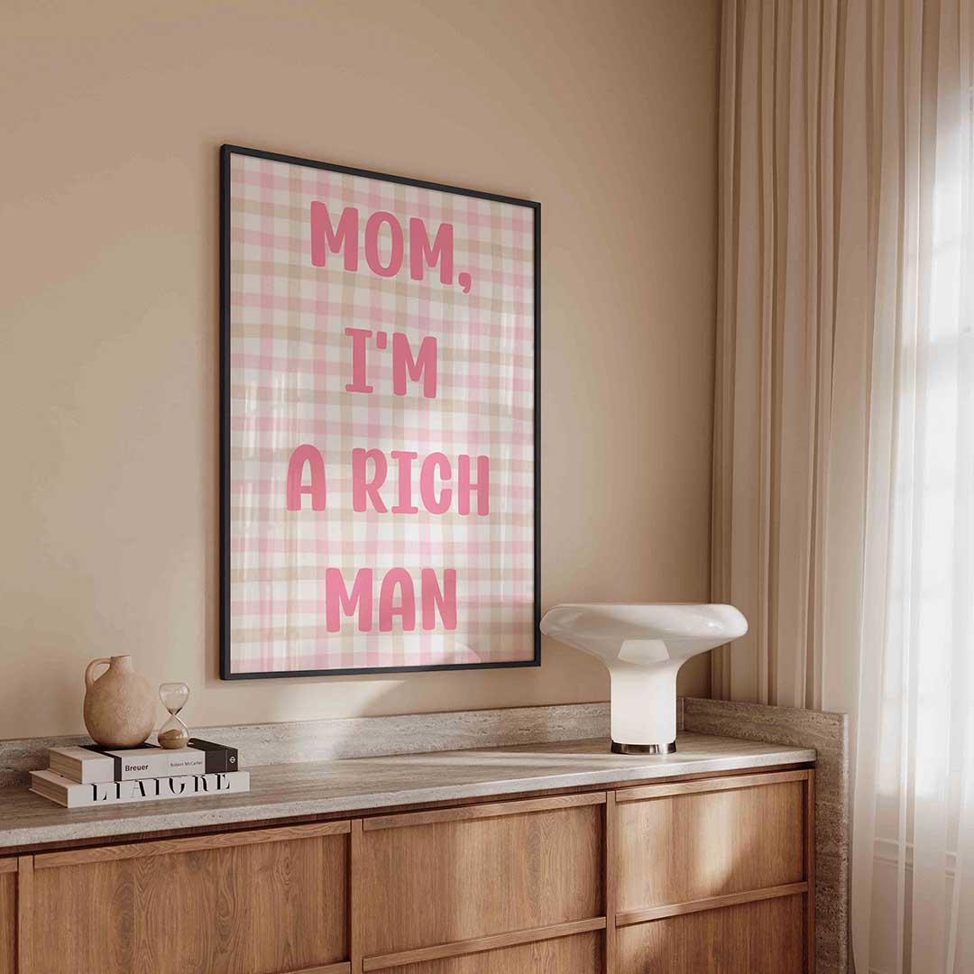 Roze tekst op geruit patroon – kleurrijke Pop Art poster in staand formaat