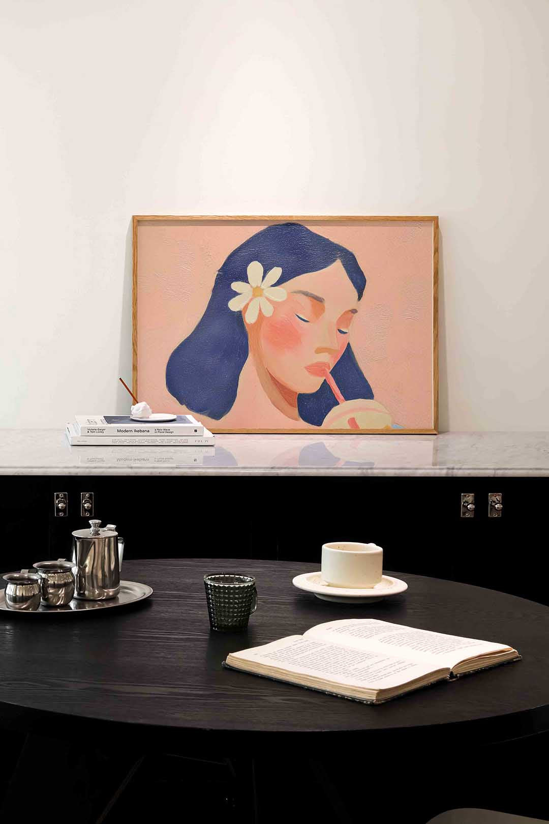 Vrouw met bloem en drankje – portret poster in liggend formaat