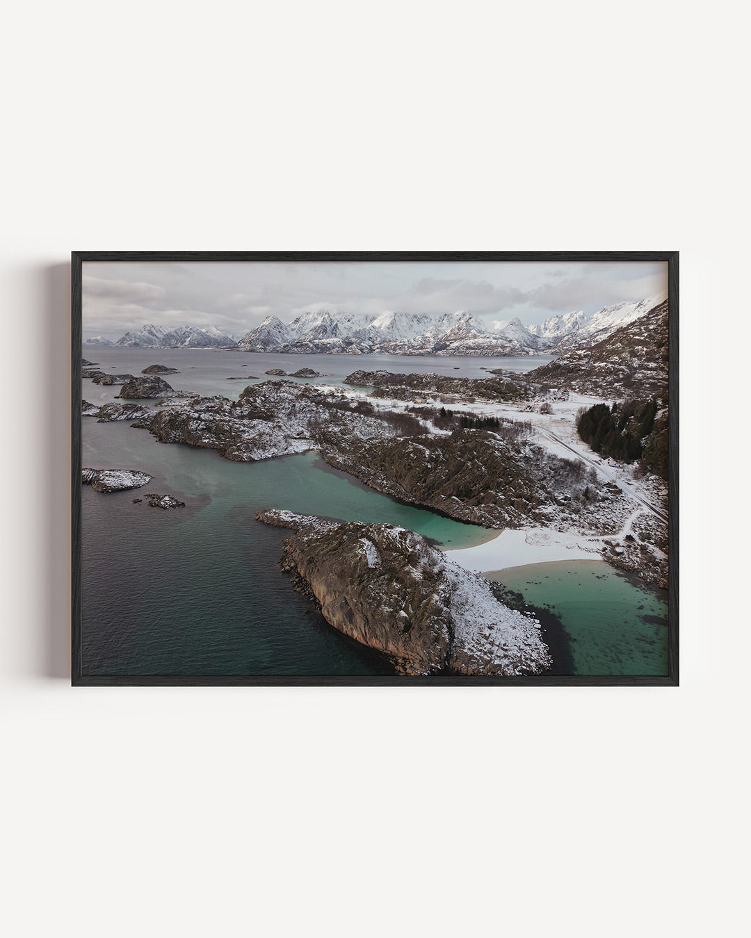 Rustige winterkust poster – liggende wanddecoratie – deze poster toont een serene kustlijn met besneeuwde bergen en kalm