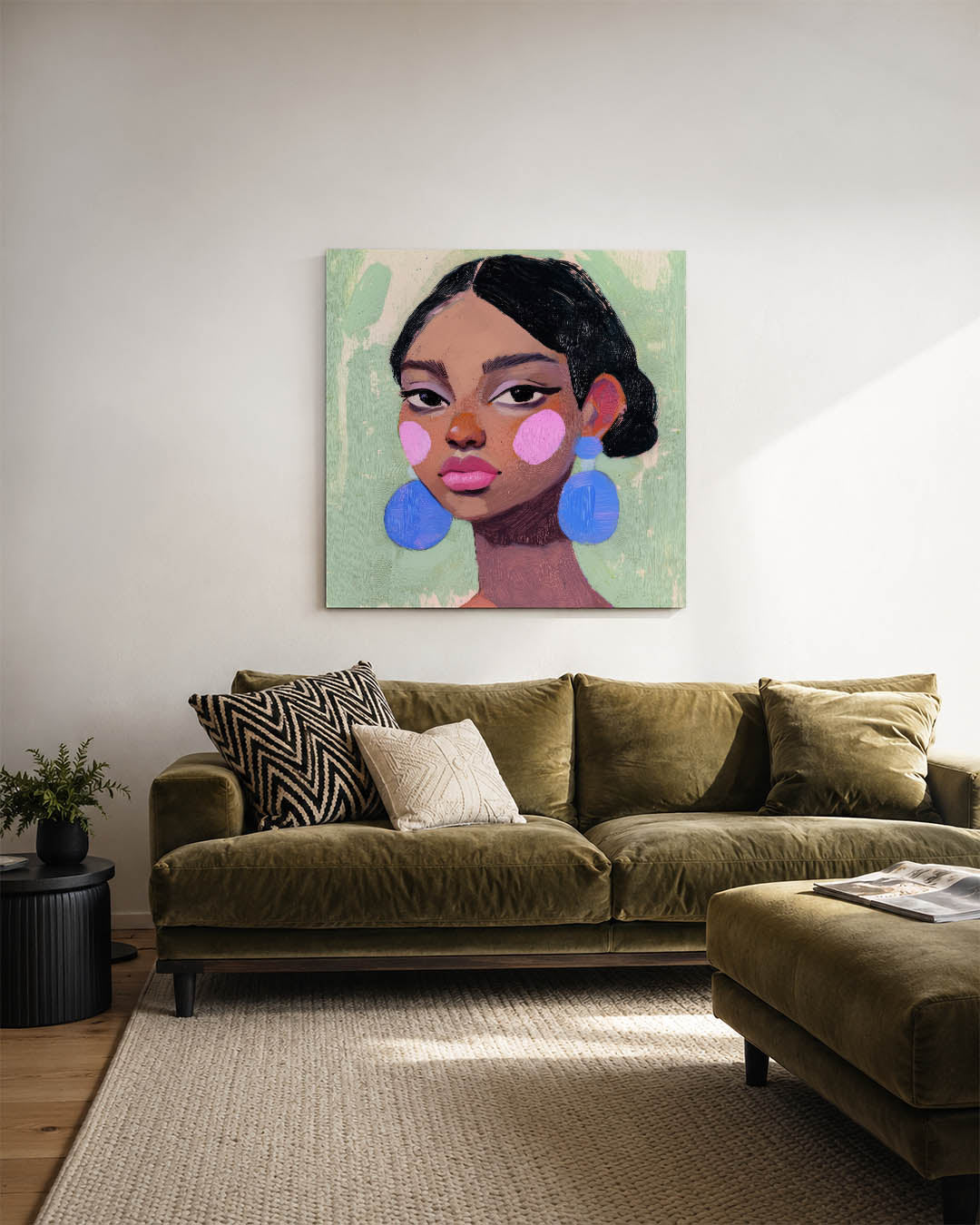 Portret kunstwerk – sfeerbeeld – dit kunstwerk toont een vrouw met grote blauwe oorbellen en roze accenten op haar wangen. De