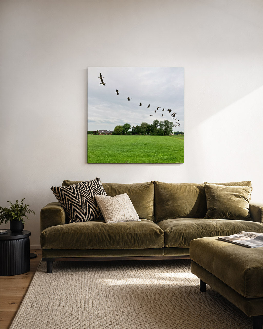 Vliegende vogels kunstwerk – derde productweergave – een groep vogels vliegt in formatie over een groen veld met bomen en een