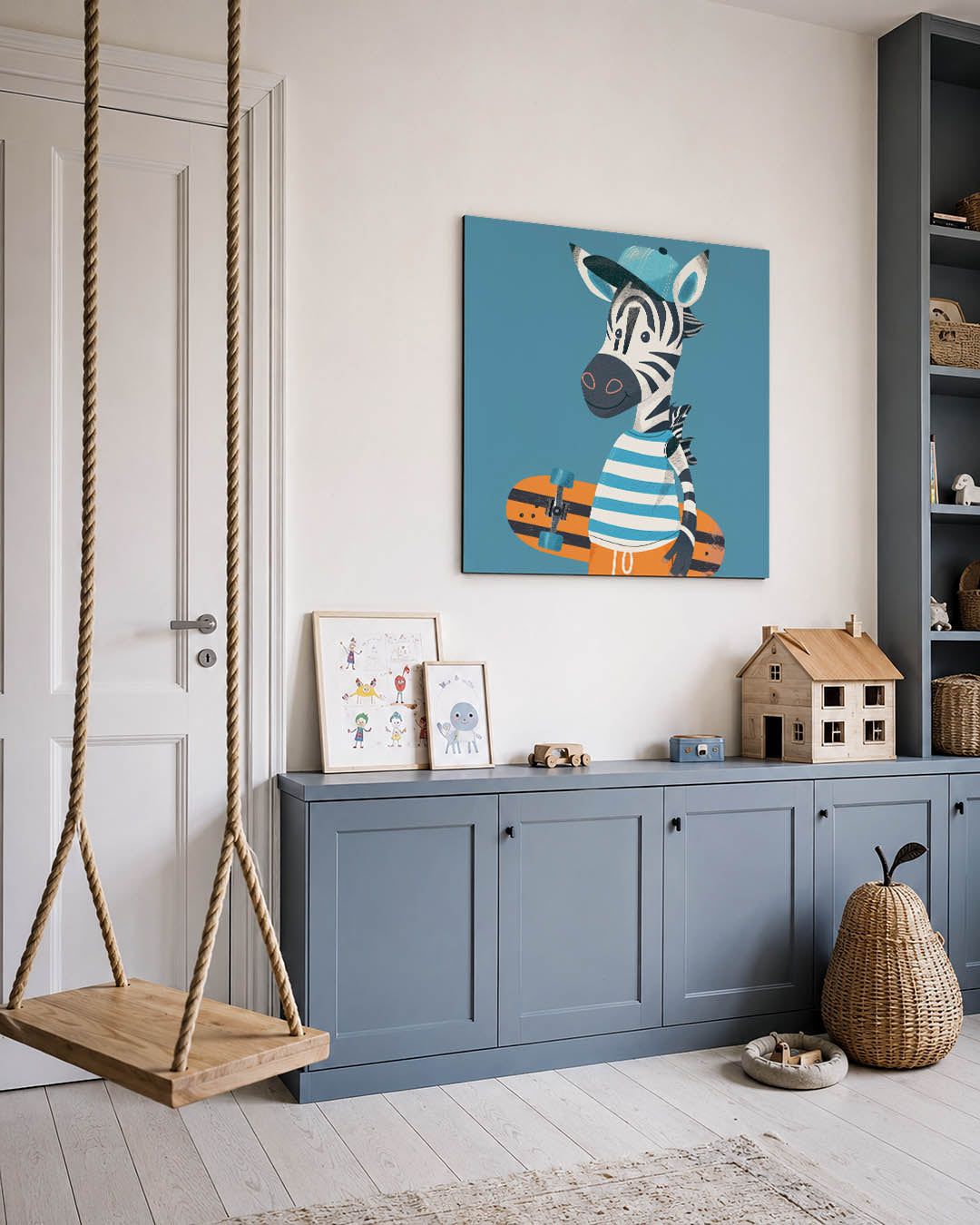 Speelse zebra illustratie kunstwerk – vierkante wanddecoratie – dit kunstwerk toont een vrolijke zebra met een skateboard. De