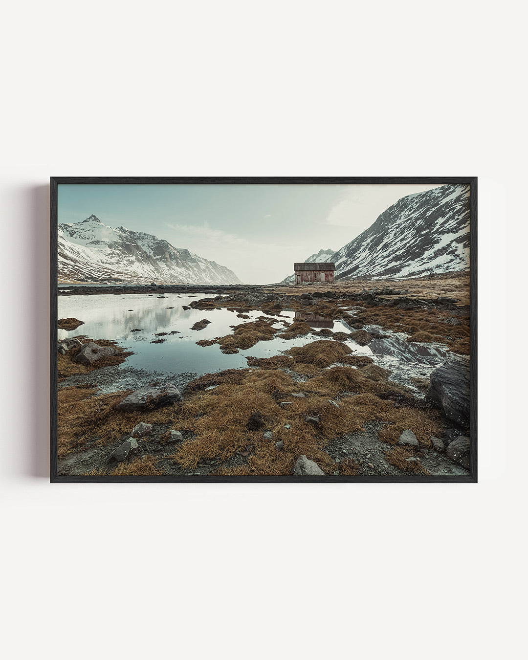 Berglandschap poster – liggende wanddecoratie – een berglandschap met een hut, omgeven door besneeuwde bergen en reflecties